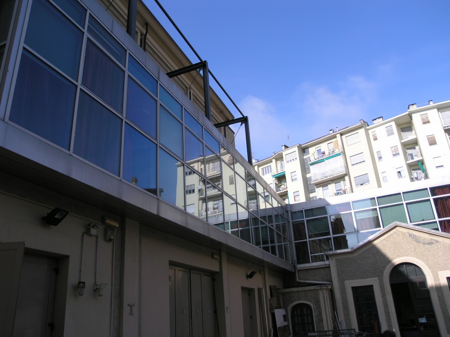 Uffici realizzati con strutture in acciaio e vetro.