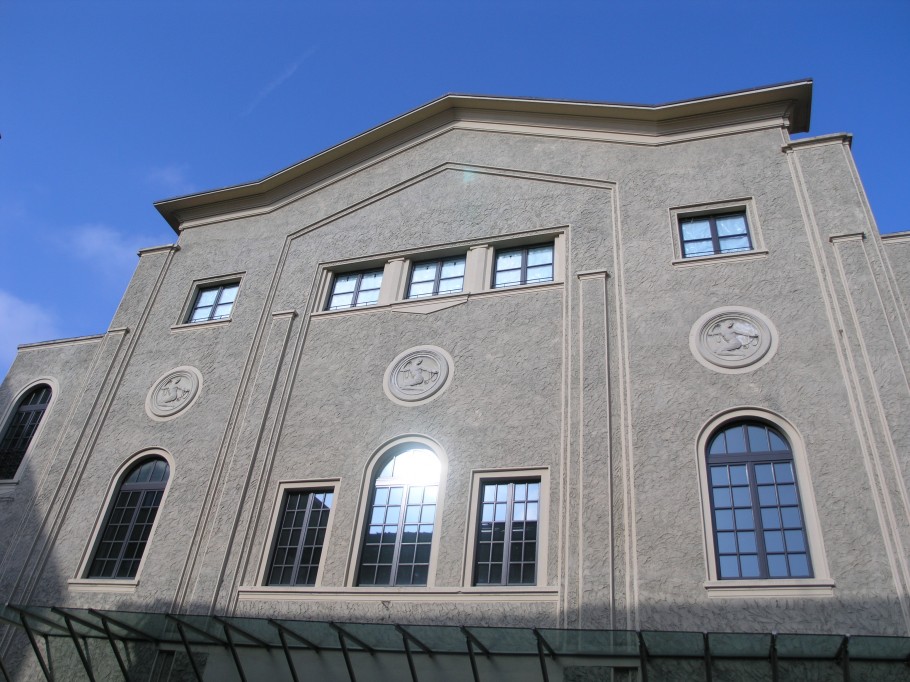 Teatro Astra, facciata di ingresso.