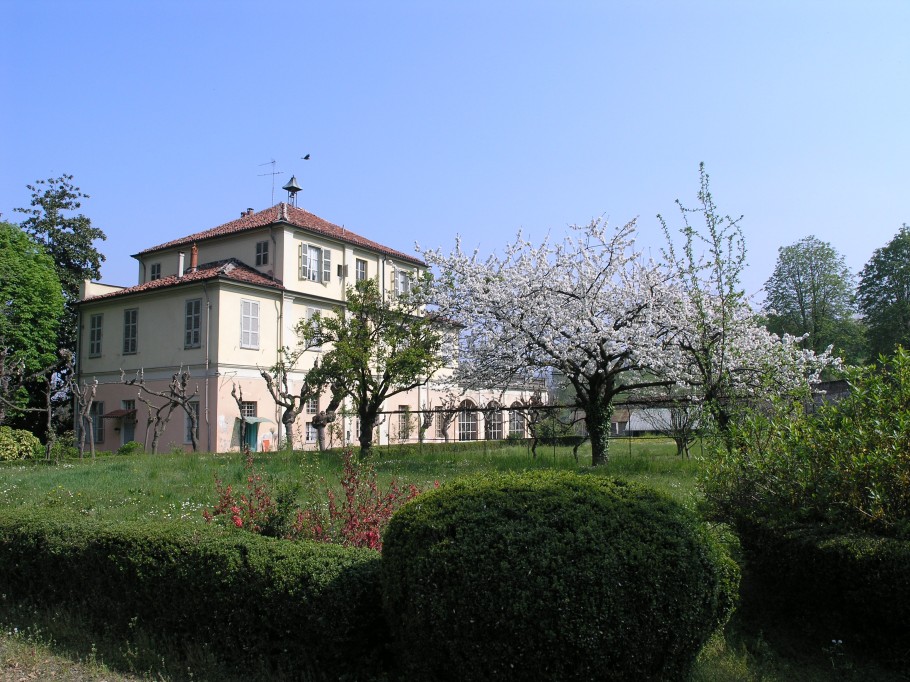 Vista della villa dal giardino.