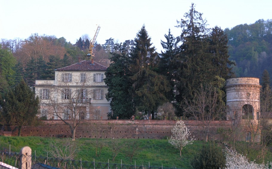 Vista della villa dalla strada.